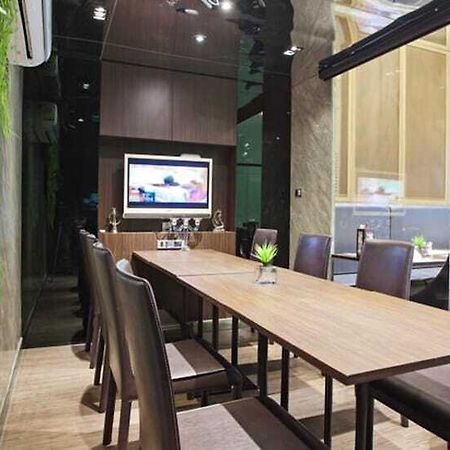 V Residence Serviced Apartment Bangkok Esterno foto