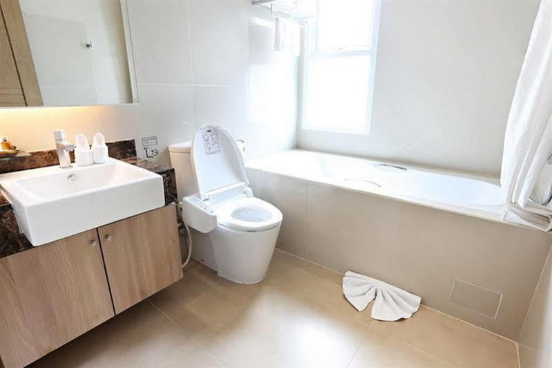 V Residence Serviced Apartment Bangkok Esterno foto
