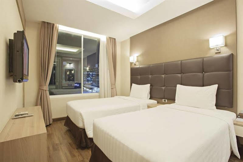 V Residence Serviced Apartment Bangkok Esterno foto
